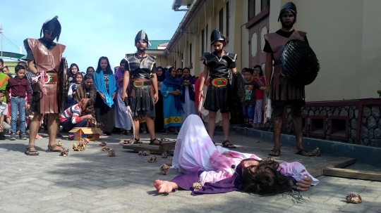 Melihat khidmatnya ritual jalan salib di Aceh