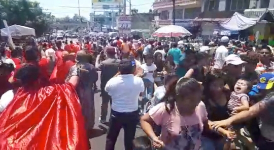 Suasana mencekam jalan salib di Meksiko diwarnai baku tembak