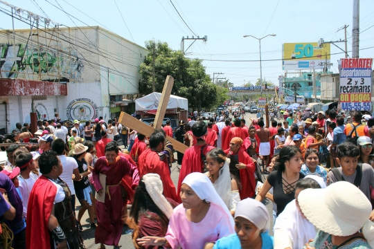 Suasana mencekam jalan salib di Meksiko diwarnai baku tembak