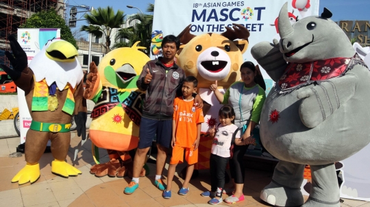 Kegembiraan warga foto bareng Maskot Asian Games 2018