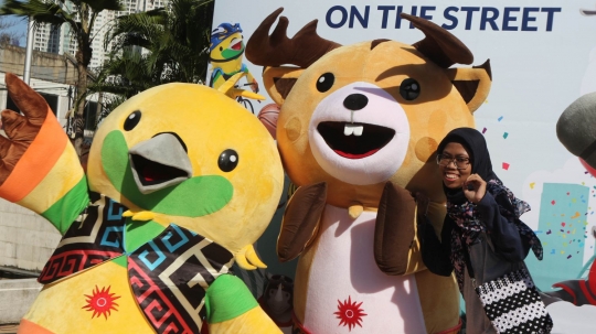 Kegembiraan warga foto bareng Maskot Asian Games 2018