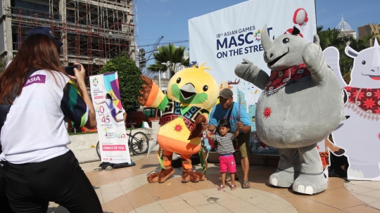 Kegembiraan warga foto bareng Maskot Asian Games 2018