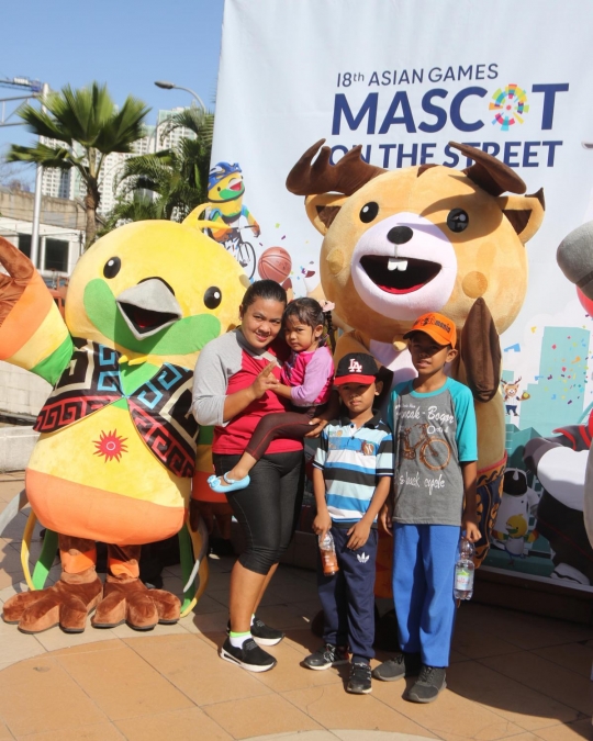 Kegembiraan warga foto bareng Maskot Asian Games 2018