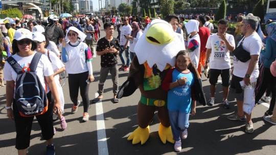 Kegembiraan warga foto bareng Maskot Asian Games 2018