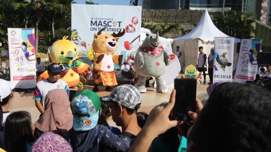 Kegembiraan warga foto bareng Maskot Asian Games 2018