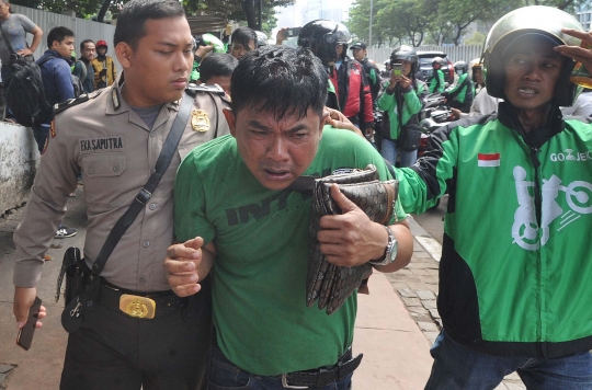 Aksi polisi amankan terduga copet di JPO Gelora Bung Karno