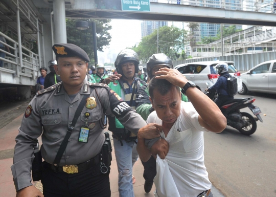 Aksi polisi amankan terduga copet di JPO Gelora Bung Karno