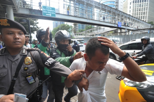 Aksi polisi amankan terduga copet di JPO Gelora Bung Karno