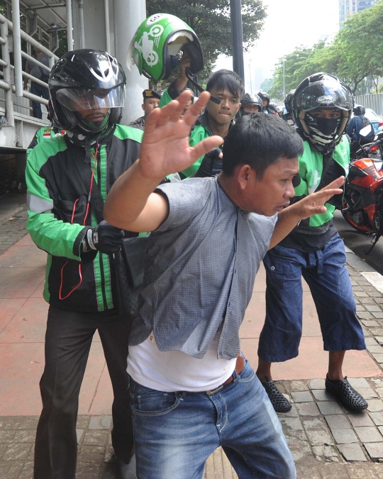 Aksi polisi amankan terduga copet di JPO Gelora Bung Karno