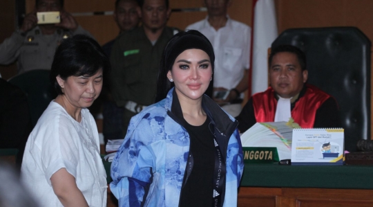 Syahrini berkeringat saat bersaksi di sidang First Travel