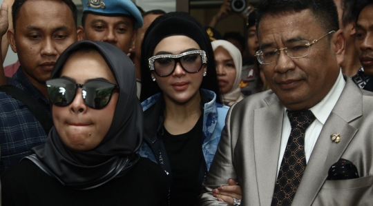 Syahrini berkeringat saat bersaksi di sidang First Travel