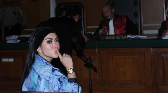 Syahrini berkeringat saat bersaksi di sidang First Travel