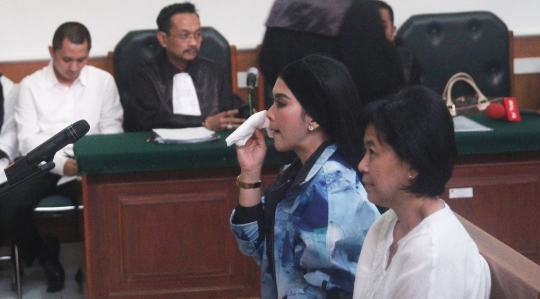 Syahrini berkeringat saat bersaksi di sidang First Travel