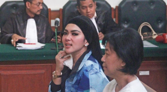 Syahrini berkeringat saat bersaksi di sidang First Travel