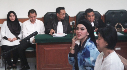 Syahrini berkeringat saat bersaksi di sidang First Travel