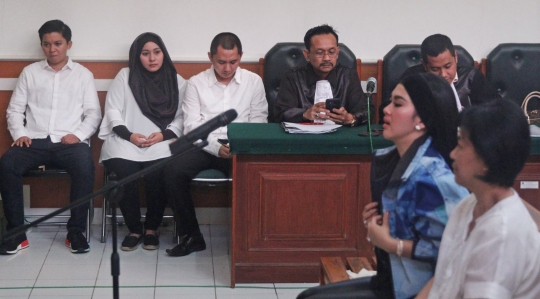 Syahrini berkeringat saat bersaksi di sidang First Travel