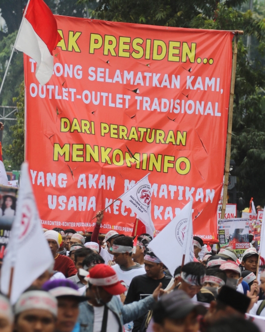 Tolak peraturan, ribuan penjual pulsa geruduk kantor Menkominfo