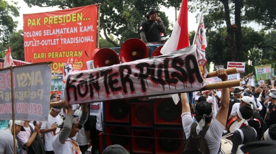 Tolak peraturan, ribuan penjual pulsa geruduk kantor Menkominfo