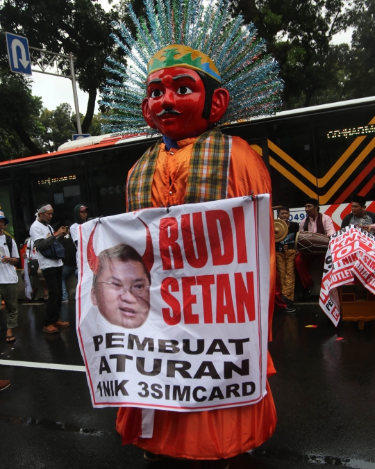 Tolak peraturan, ribuan penjual pulsa geruduk kantor Menkominfo