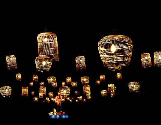 Ribuan lampion dan air mancur menari di Taman Pelangi Jurug, ikon wisata baru Solo