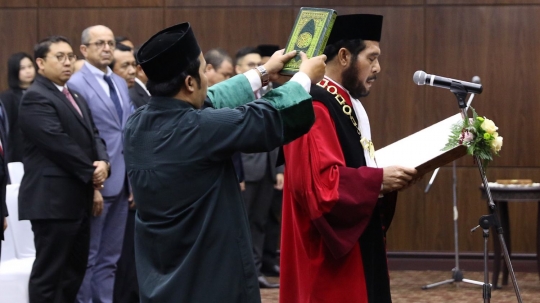 Momen pembacaan sumpah jabatan Anwar Usman jadi Ketua MK
