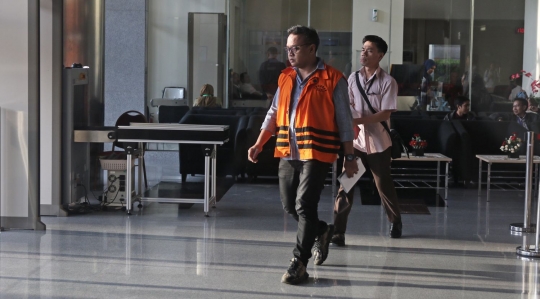 Raut wajah tersangka Irvanto usai diperiksa terkait kasus E-KTP