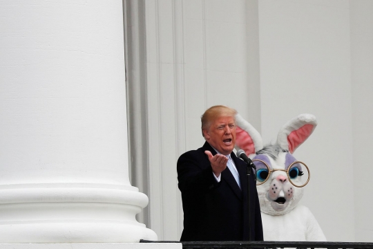 Ditemani kelinci Paskah, Trump berekspresi seperti ini saat pidato