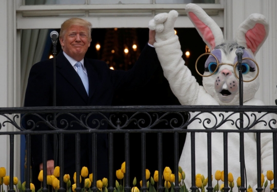 Ditemani kelinci Paskah, Trump berekspresi seperti ini saat pidato