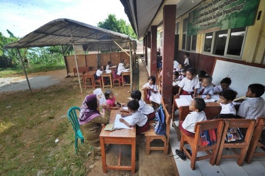 Mirisnya murid SD negeri belajar di luar dan tenda darurat