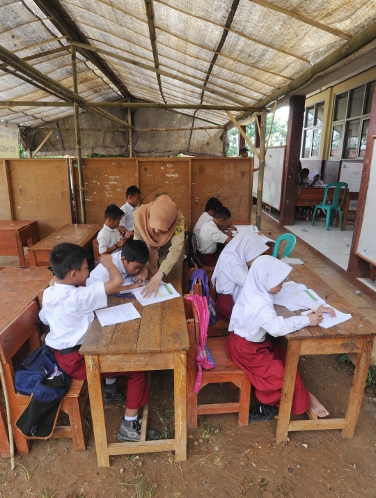 Mirisnya murid SD negeri belajar di luar dan tenda darurat