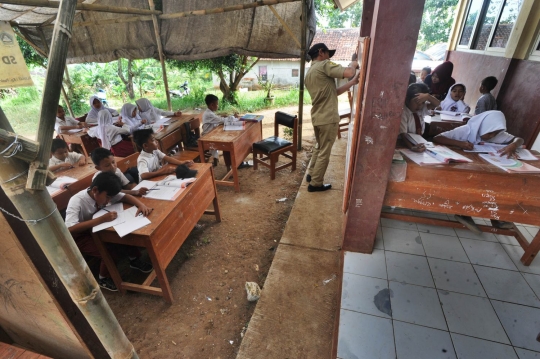 Mirisnya murid SD negeri belajar di luar dan tenda darurat