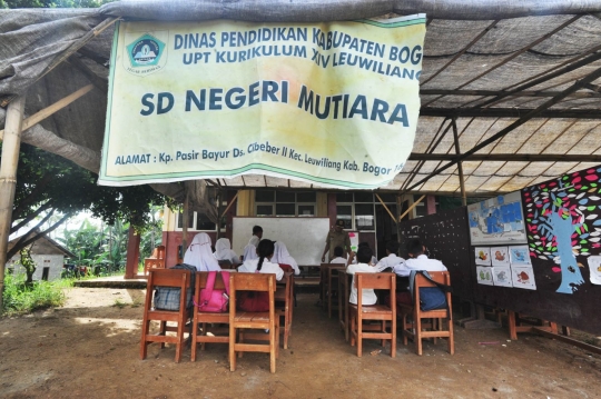 Mirisnya murid SD negeri belajar di luar dan tenda darurat