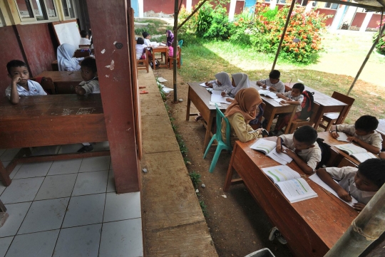 Mirisnya murid SD negeri belajar di luar dan tenda darurat