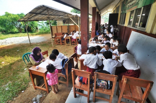 Mirisnya murid SD negeri belajar di luar dan tenda darurat