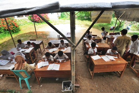 Mirisnya murid SD negeri belajar di luar dan tenda darurat