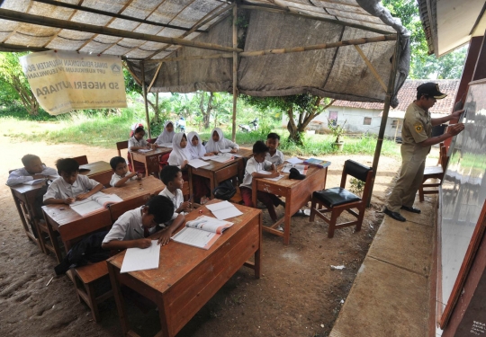 Mirisnya murid SD negeri belajar di luar dan tenda darurat