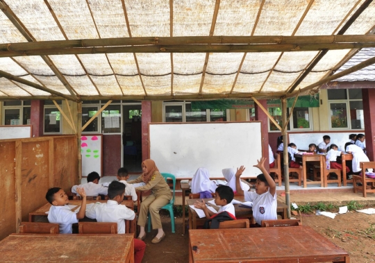 Mirisnya murid SD negeri belajar di luar dan tenda darurat