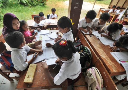 Mirisnya murid SD negeri belajar di luar dan tenda darurat