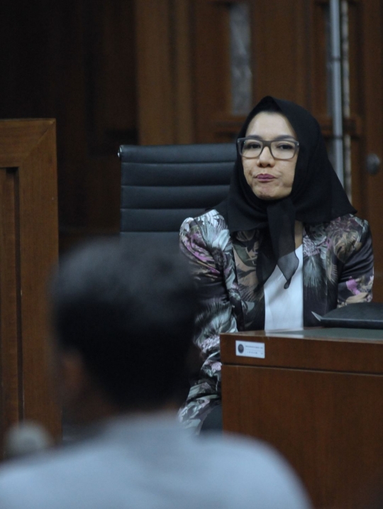 Rita Widyasari tampil berkacamata di sidang lanjutan