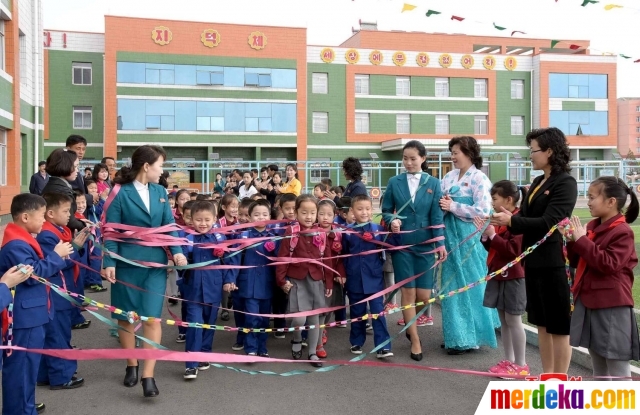  Foto Reaksi anak anak Korea Utara di hari pertama masuk 