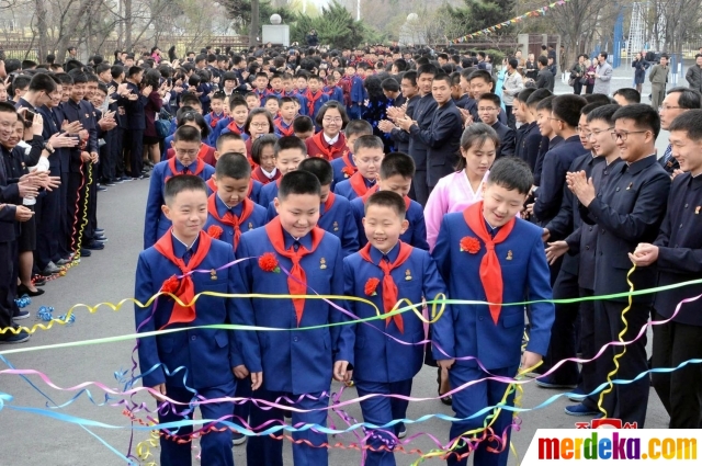 Foto : Reaksi anak-anak Korea Utara di hari pertama masuk 