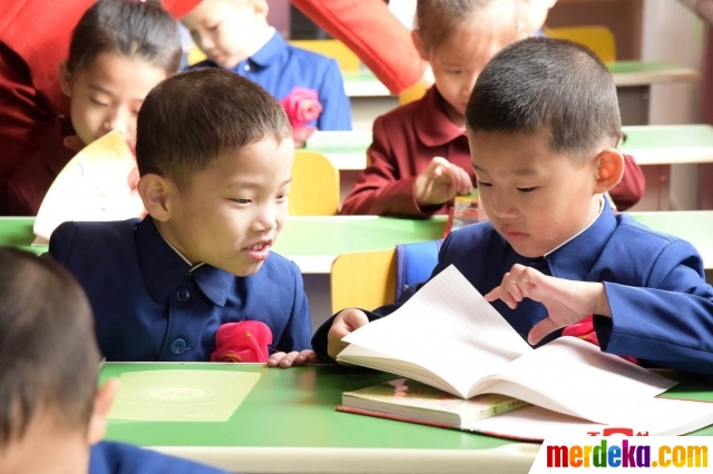 Foto Reaksi anak anak Korea Utara di hari  pertama  masuk  