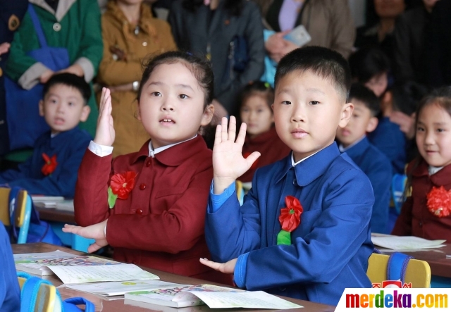 Foto Reaksi anak anak Korea Utara di hari  pertama  masuk  