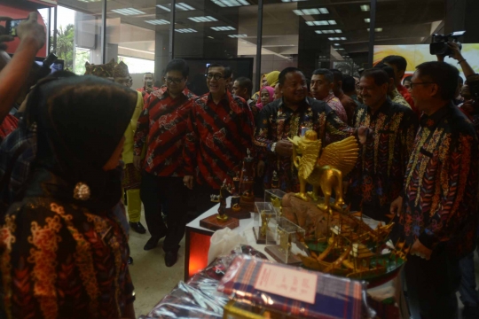 Melihat pameran produk unggulan narapidana