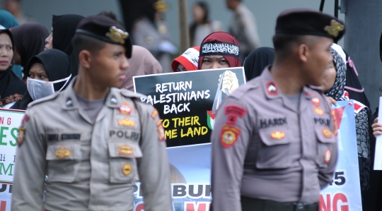 Tuntut pembebasan Palestina, massa datangi Kedubes AS