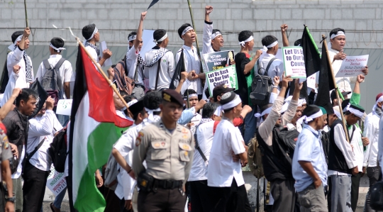 Tuntut pembebasan Palestina, massa datangi Kedubes AS
