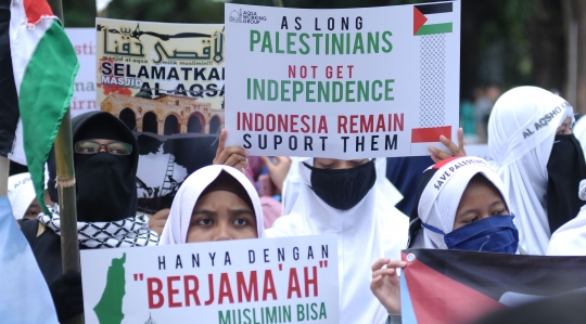 Tuntut pembebasan Palestina, massa datangi Kedubes AS