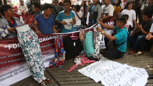 Tuntut keadilan, PKL Tanah Abang gelar lapak di Ombudsman