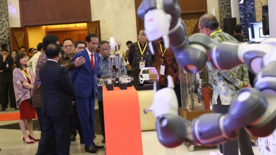 Didampingi Airlangga Hartarto, Jokowi tinjau Indonesia Industrial Summit 2018