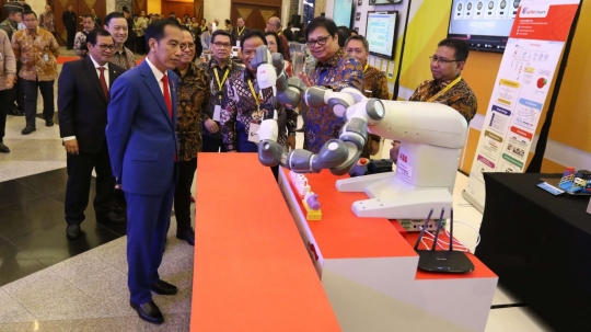 Didampingi Airlangga Hartarto, Jokowi tinjau Indonesia Industrial Summit 2018